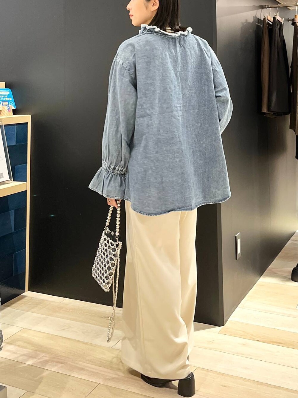 シルバー系のショルダーバッグ、ブラック系のその他シューズ、ブルー系のシャツ/ブラウスを着用したレディースの秋コーディネートの3枚目の写真