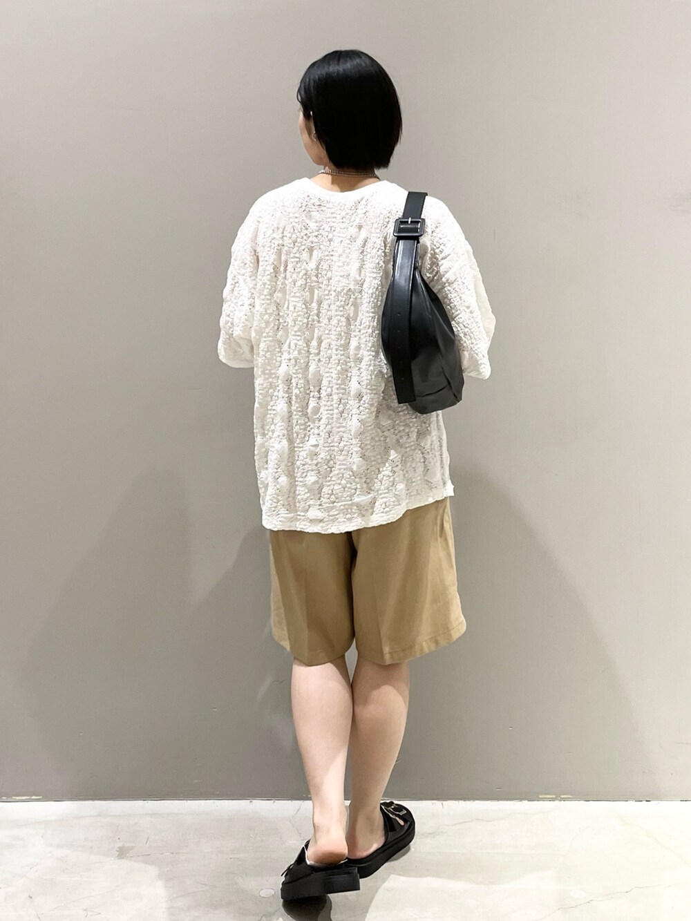 ベージュ系のその他パンツ、ブラック系のサンダル、ブラック系のショルダーバッグを着用したレディースの夏コーディネートの3枚目の写真