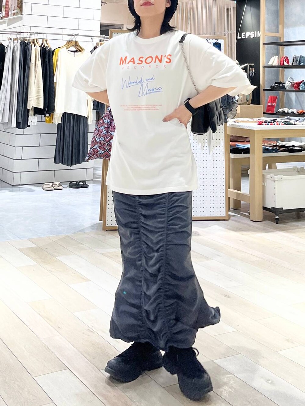 「ロングスカート、カジュアル、モード、ベーシック/シンプル、デート/ロマンティック、楽ちんコーデ、女子会、きれいめカジュアル_LEPSIM、LEPSIM、Tシャツ、スカート、ニット帽、ショルダーバッグ、バッグ、夏コーデ」｜「LEPSIMのパデット2WAYショルダー　103831（ショルダーバッグ、ブラック系）」を使った、エムアイさん（レディース・162cm）の夏コーディネートの4枚目の写真