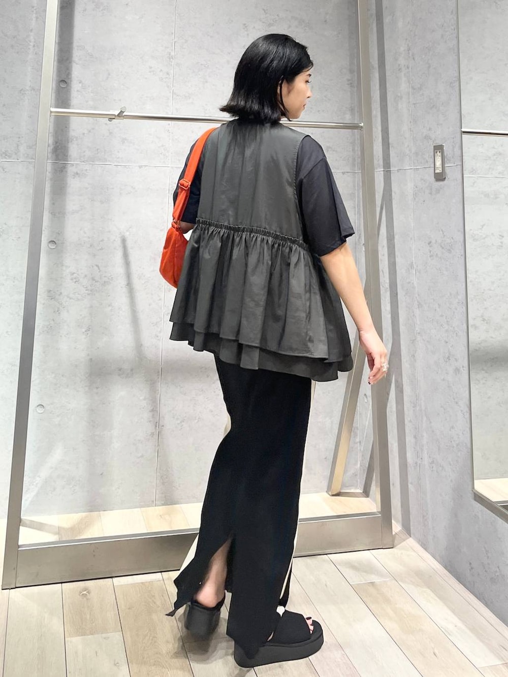 「カジュアル、おでかけ、シンプルコーデ、モード、ベーシック/シンプル、デート/ロマンティック、楽ちんコーデ、夏コーデ、女子会、きれいめカジュアル_LEPSIM、バッグ、LEPSIM、サンダル、ベスト、選べる丈シリーズ_LEPSIM」｜「LEPSIMの14ゲージアソート柄ニットスカート　286165（スカート、ブラック系）」を使った、エムアイさん（レディース・162cm）の夏コーディネートの6枚目の写真