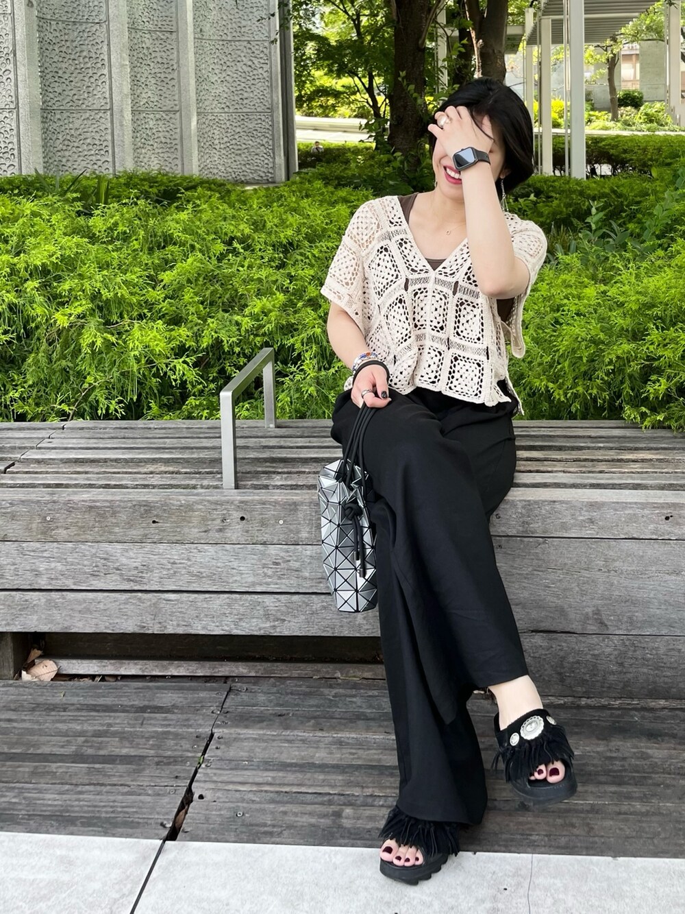 ブラック系のサンダル、ブラック系のその他パンツ、ホワイト系のTシャツ/カットソーを着用したレディースの春コーディネートの3枚目の写真