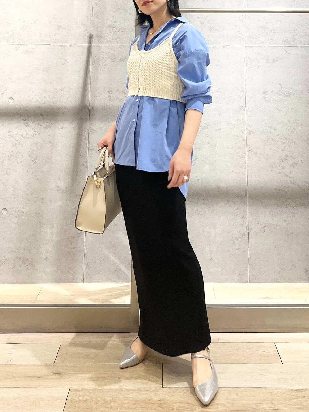 ブルー系のシャツ/ブラウス、ブラック系のスカート、ホワイト系のショルダーバッグを着用したレディースの冬コーディネートの6枚目の写真