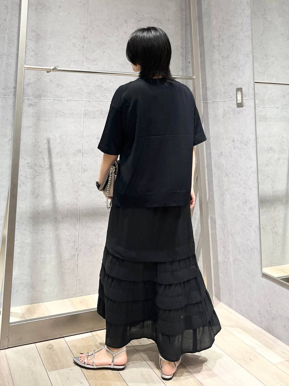 その他のショルダーバッグ、シルバー系のサンダル、ブラック系のニット/セーターを着用したレディースの夏コーディネートの6枚目の写真