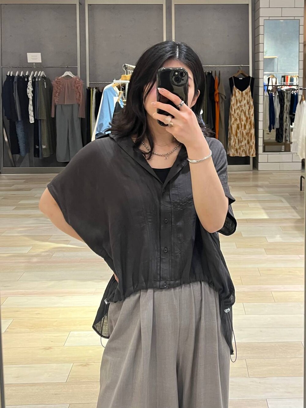 ブラック系のその他パンツ、グレー系のシャツ/ブラウス、ブラウン系のチュニックを着用したレディースの春コーディネートの3枚目の写真