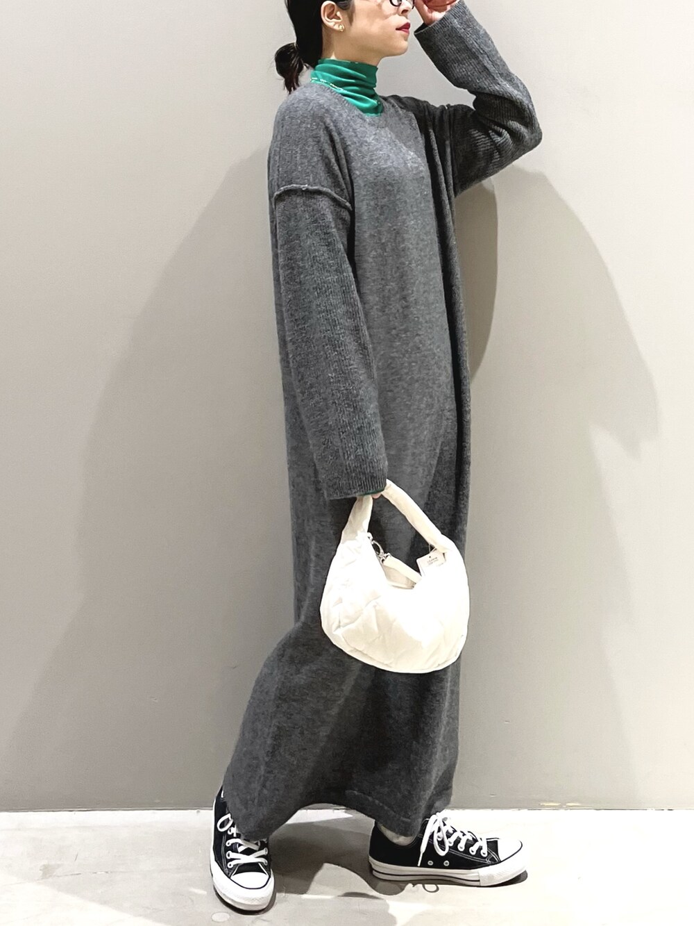 ブラック系のスニーカー、ホワイト系のバッグ、グレー系のワンピース/ドレスを着用したレディースの秋コーディネートの4枚目の写真