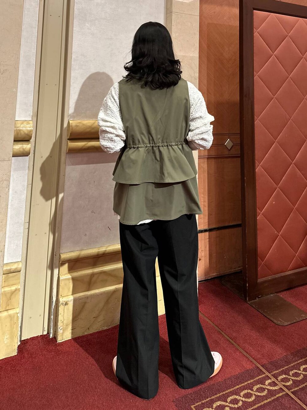 ブラック系のその他パンツを着用したレディースの春コーディネートの7枚目の写真