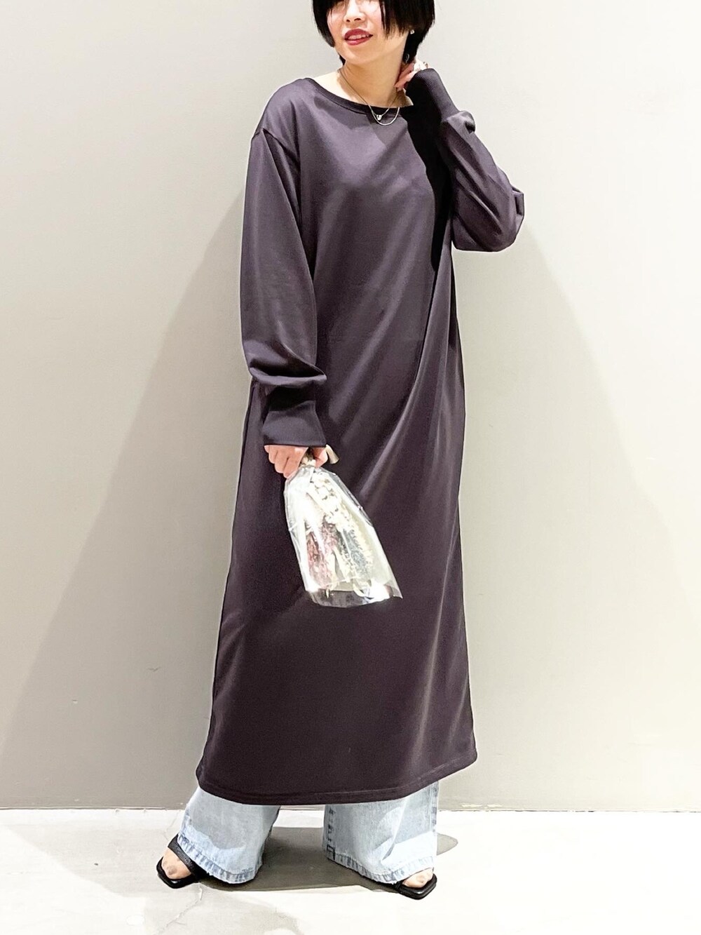 「LEPSIM、レプシィム(LEPSIM)、ワンピース、ロングワンピース、春コーデ、デニム、サンダル、ドライフラワー、シンプルコーデ、プチプラ、オフショル、デニムパンツ、チャコールグレー、大人カジュアル、カジュアルコーデ」｜「LEPSIMのオープントゥフラットサンダル　192256（サンダル、ブラック系）」を使った、エムアイさん（レディース・162cm）の春コーディネートの6枚目の写真