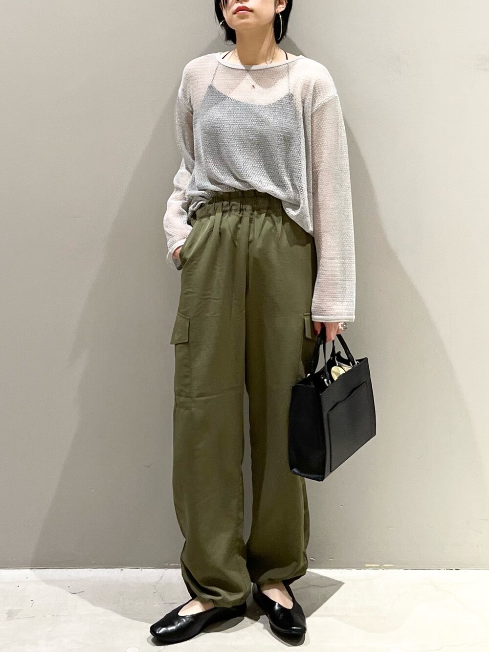 「LEPSIM、レプシィム(LEPSIM)、メッシュ、メッシュニット、ナイロンパンツ、カーゴパンツ、シアートップス、パンプス、ミリタリー、ショルダーバッグ、ハンドバッグ、キャミソール、きれいめカジュアル、シンプルコーデ、秋コーデ」｜「LEPSIMの4つの嬉しい機能付き！シアワセパンプス　295881（パンプス、ブラック系）」を使った、エムアイさん（レディース・162cm）の夏コーディネートの2枚目の写真