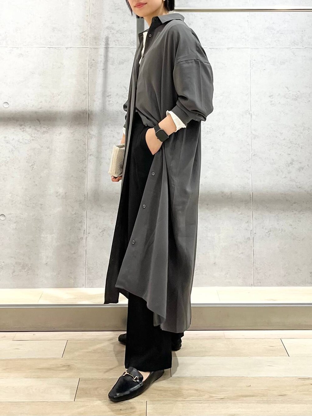 ブラック系のその他パンツ、ブラック系のローファー、ホワイト系のTシャツ/カットソーを着用したレディースの秋コーディネートの4枚目の写真