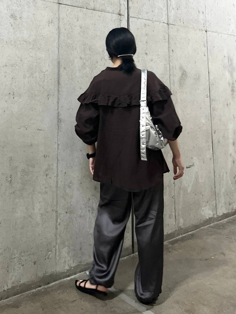 ブラック系のサンダル、グレー系のその他パンツ、シルバー系のショルダーバッグを着用したレディースの夏コーディネートの5枚目の写真