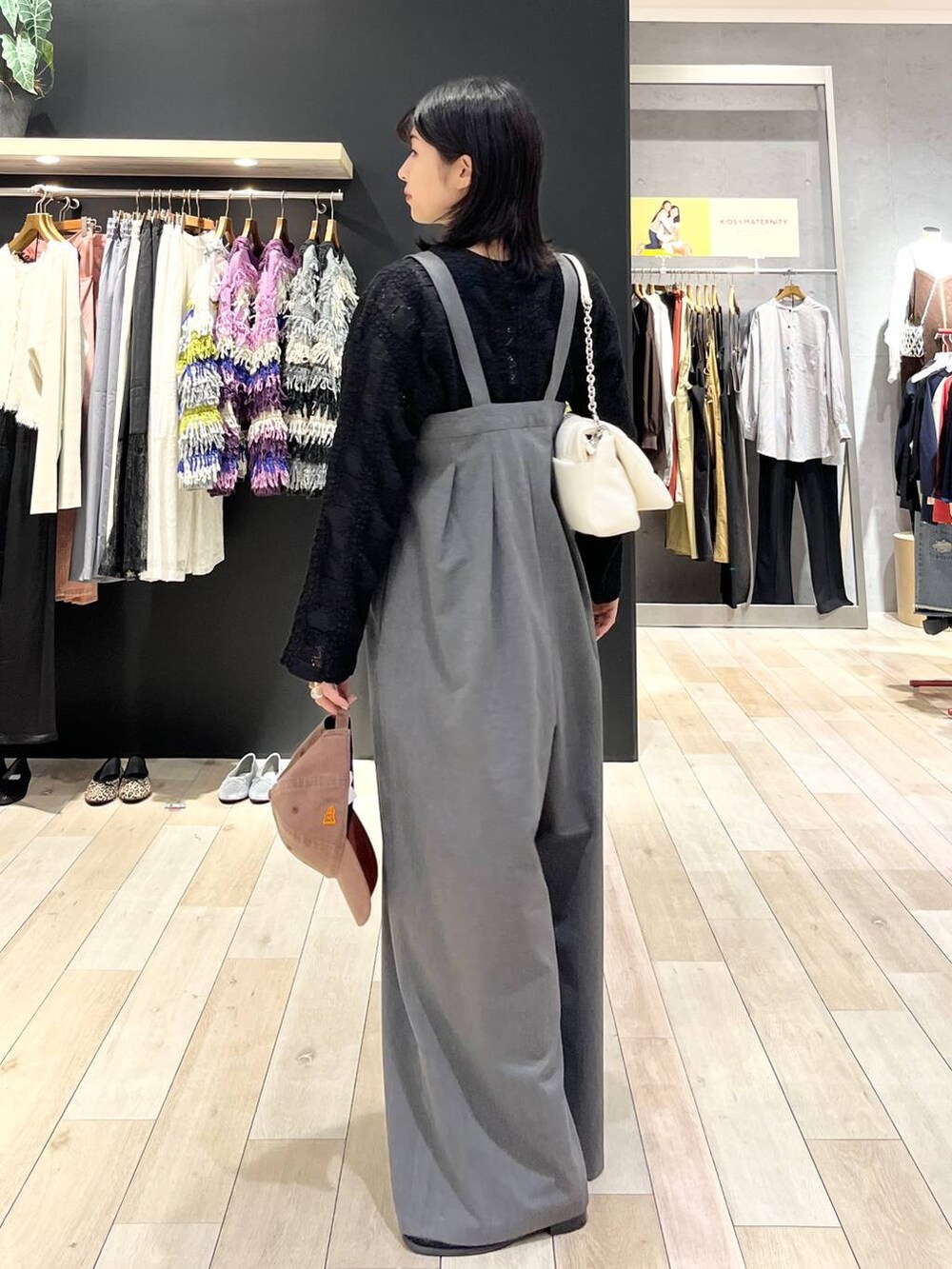 ホワイト系のショルダーバッグ、ブラック系のTシャツ/カットソー、ブラック系のローファーを着用したレディースの秋コーディネートの6枚目の写真