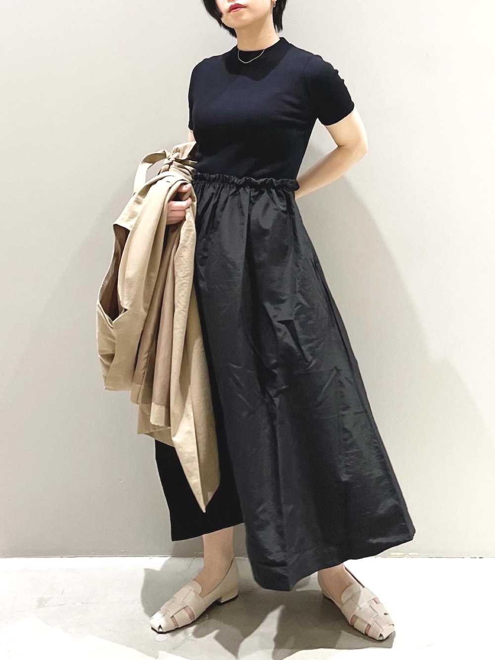 ベージュ系のジャケット/アウター、ホワイト系のパンプス、ブラック系のワンピースを着用したレディースの春コーディネートの3枚目の写真