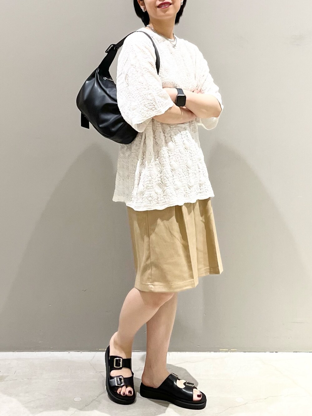 ベージュ系のその他パンツ、ブラック系のサンダル、ブラック系のショルダーバッグを着用したレディースの夏コーディネートの8枚目の写真