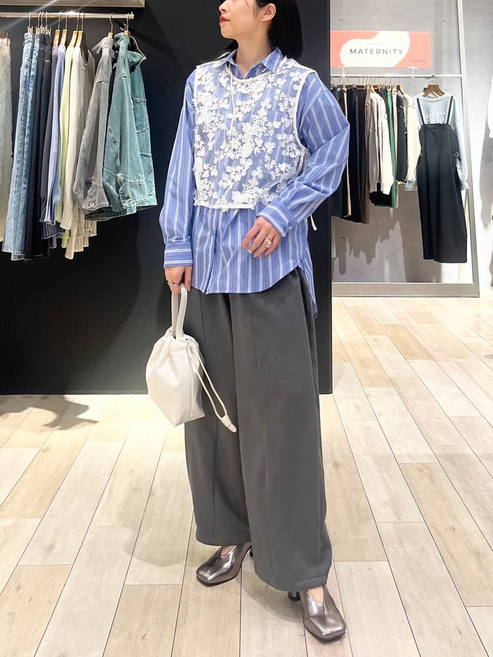 グレー系のその他パンツ、その他のパンプス、ブルー系のシャツ/ブラウスを着用したレディースの冬コーディネートの5枚目の写真