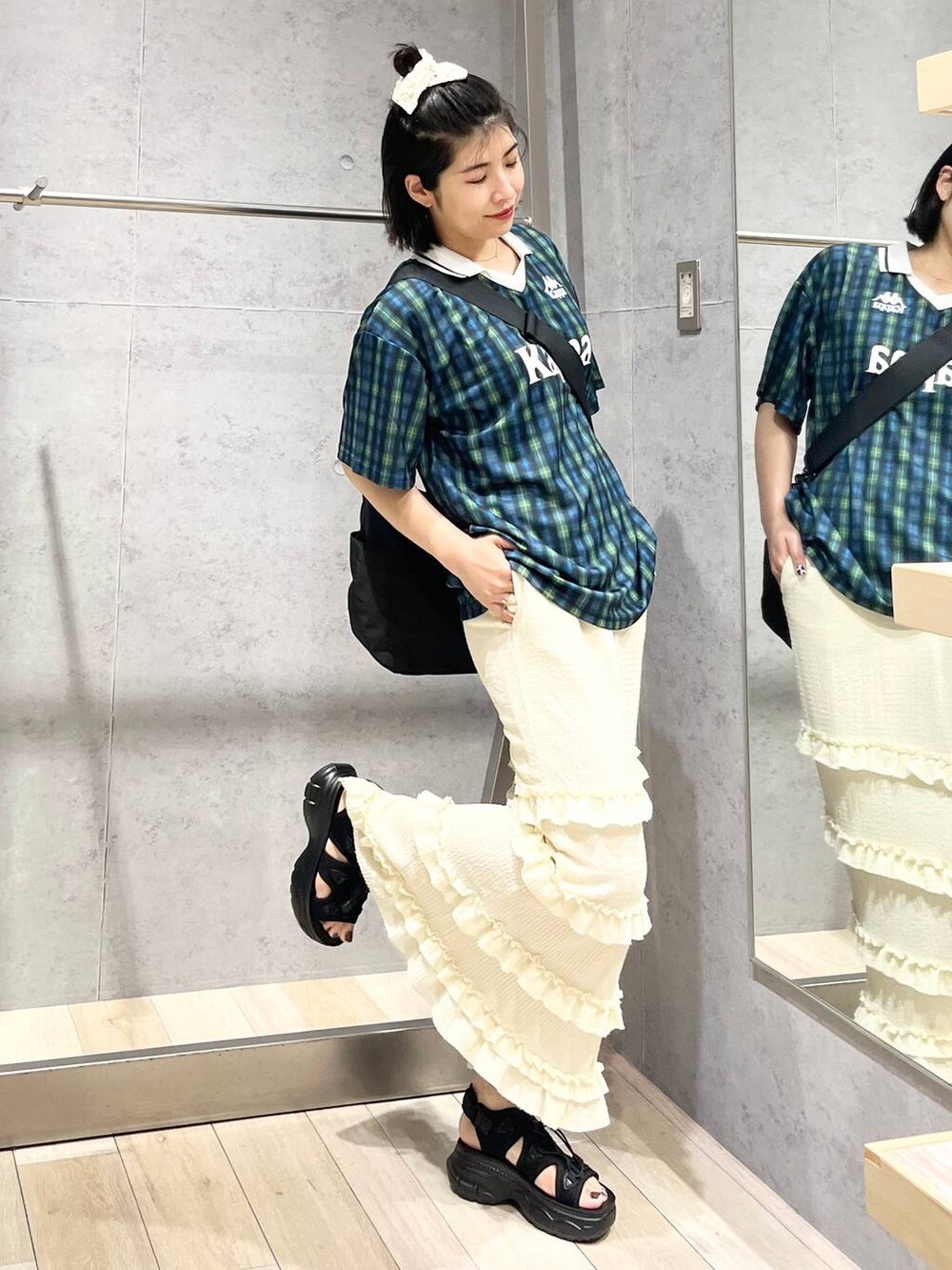 ブラック系のサンダル、ブラック系のショルダーバッグ、ホワイト系のマタニティウェア/グッズを着用したレディースの夏コーディネートの2枚目の写真