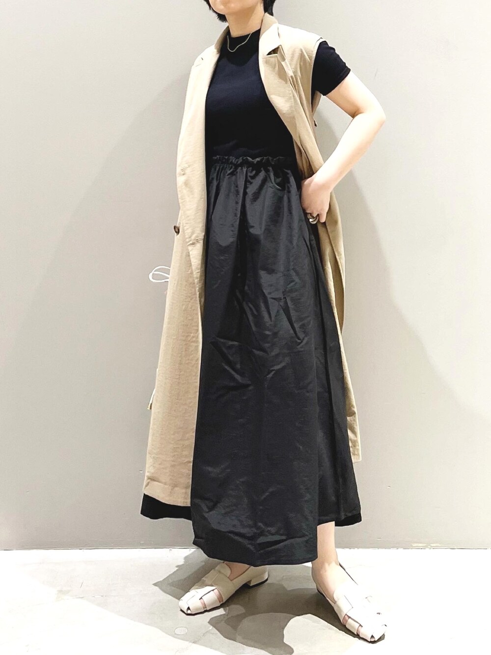 ベージュ系のジャケット/アウター、ホワイト系のパンプス、ブラック系のワンピースを着用したレディースの春コーディネートの4枚目の写真