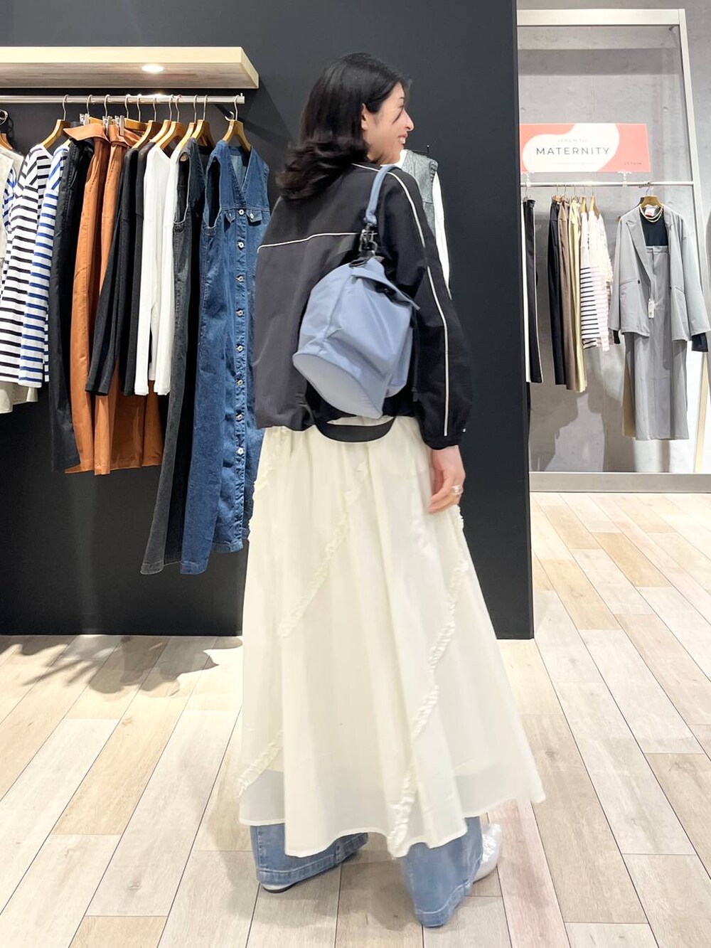 「カジュアル、モード、ベーシック/シンプル、デート/ロマンティック、楽ちんコーデ、春コーデ、冬コーデ、女子会、きれいめカジュアル_LEPSIM、LEPSIM、おでかけ、シンプルコーデ、春色、ブルゾン、スカート」｜「LEPSIMの2WAY巾着ショルダー2　116580（ショルダーバッグ、ブルー系）」を使った、エムアイさん（レディース・162cm）の冬コーディネートの4枚目の写真