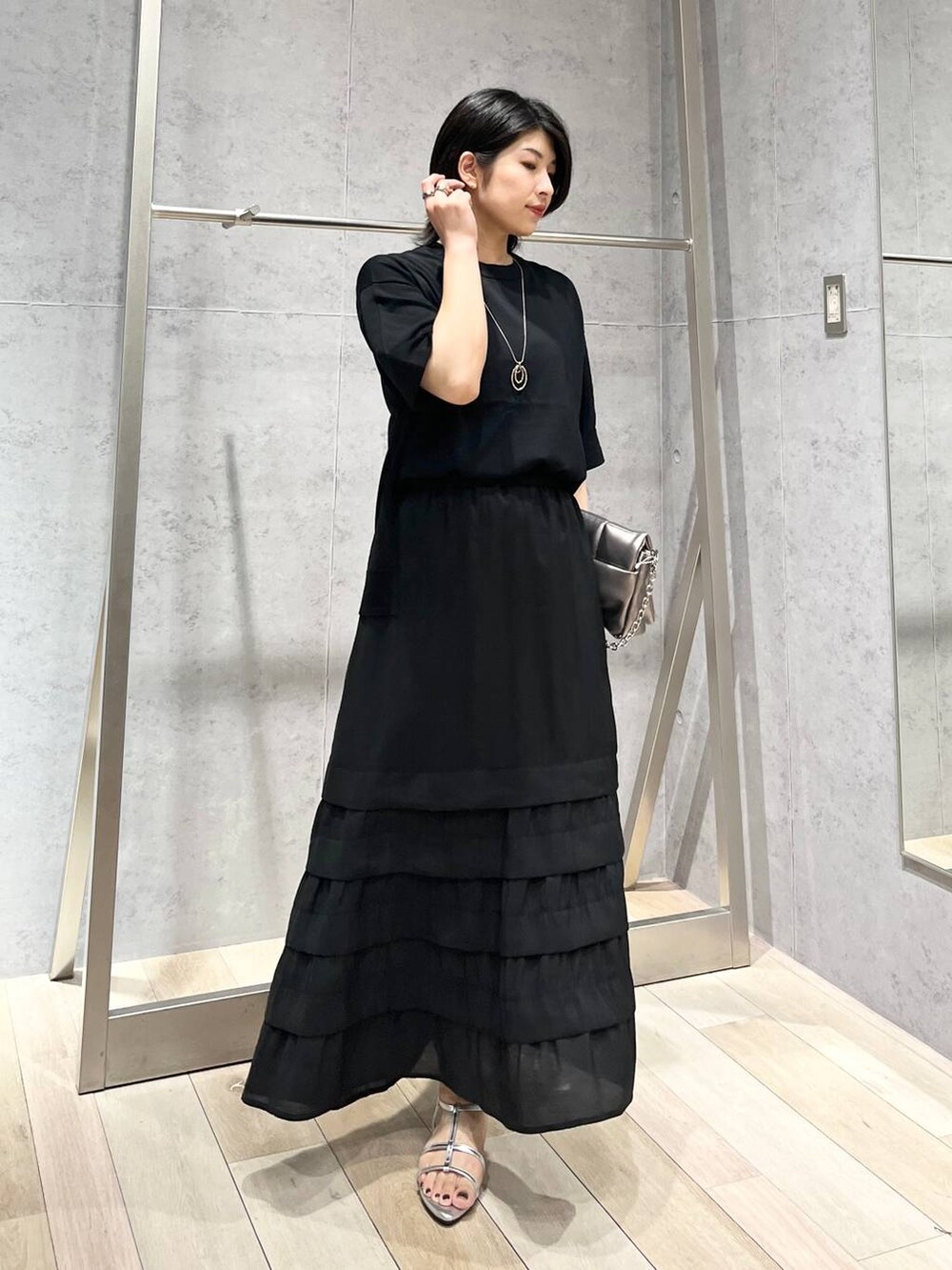 その他のショルダーバッグ、シルバー系のサンダル、ブラック系のニット/セーターを着用したレディースの夏コーディネートの2枚目の写真