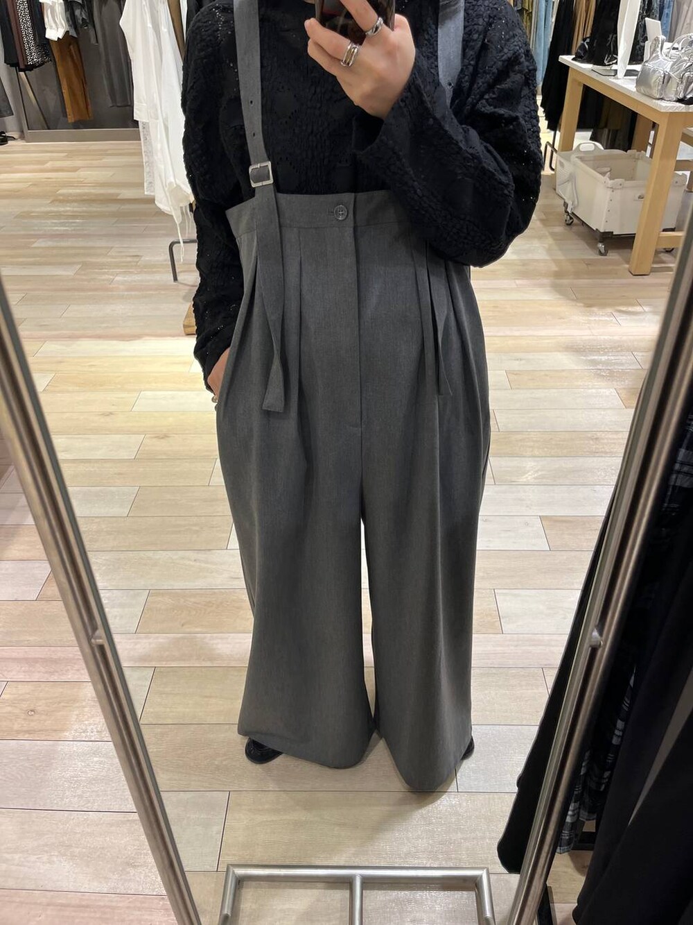 ホワイト系のショルダーバッグ、ブラック系のTシャツ/カットソー、ブラック系のローファーを着用したレディースの秋コーディネートの3枚目の写真