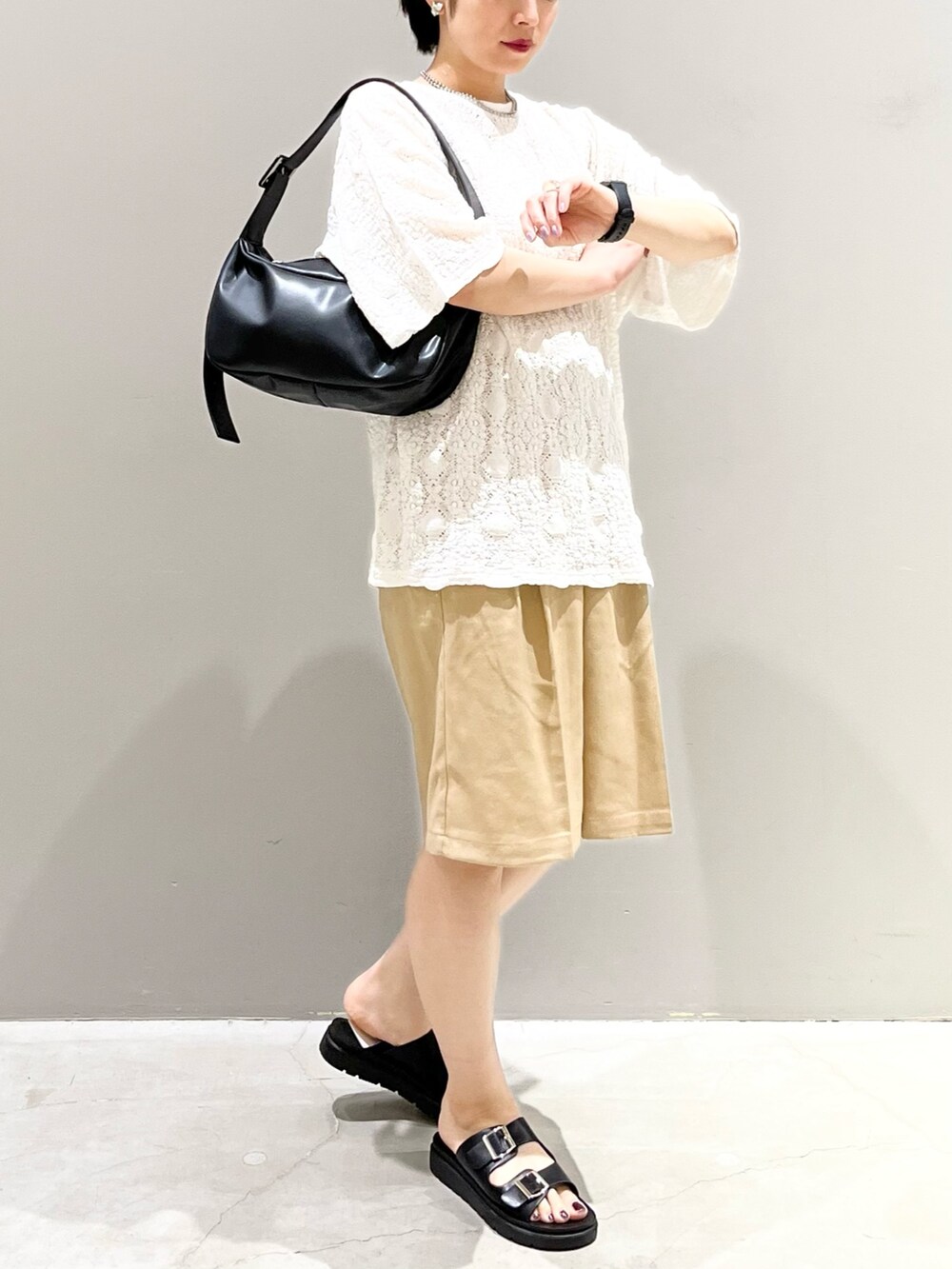 ベージュ系のその他パンツ、ブラック系のサンダル、ブラック系のショルダーバッグを着用したレディースの夏コーディネートの6枚目の写真