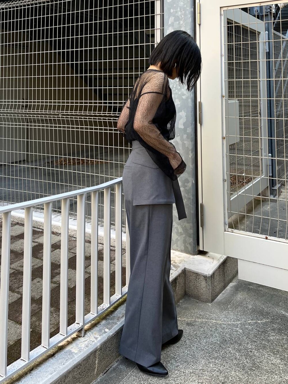 グレー系のその他パンツ、ブラック系のシャツ/ブラウス、ブラック系のパンプスを着用したレディースの冬コーディネートの3枚目の写真