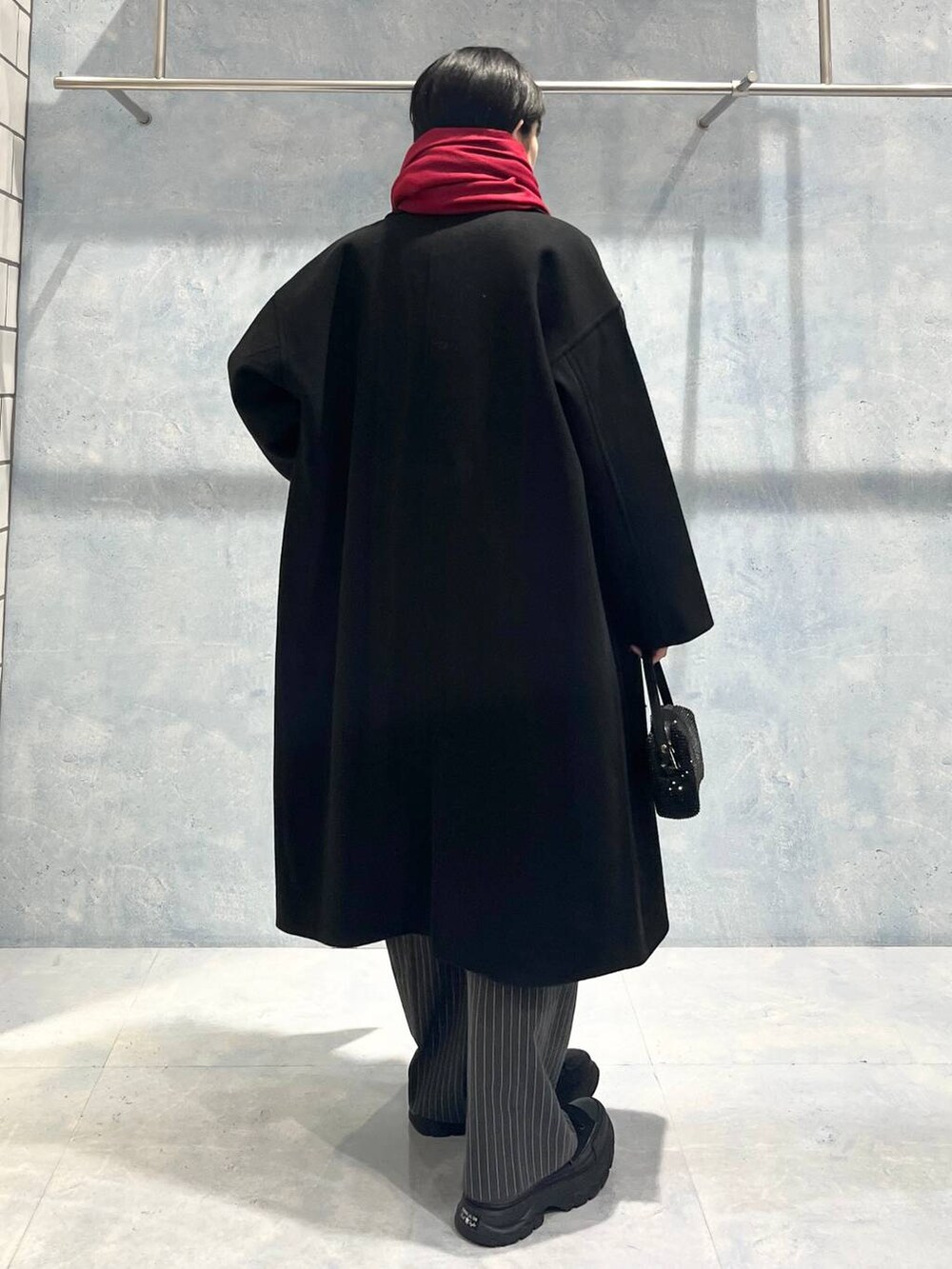ブラック系のその他アウター、グレー系のその他パンツ、ブラック系のショルダーバッグを着用したレディースの秋コーディネートの7枚目の写真