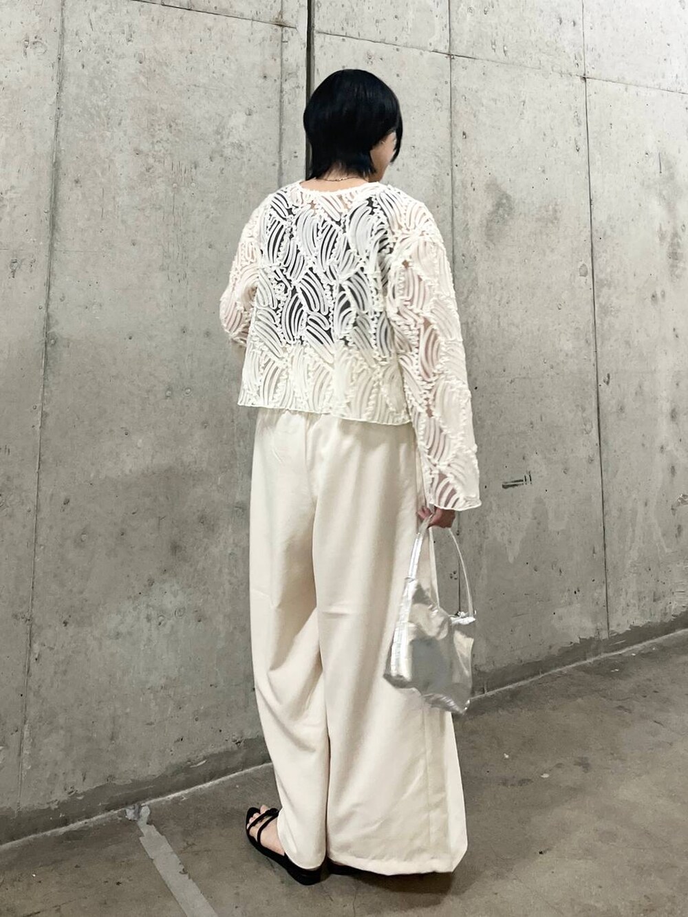 シルバー系のハンドバッグ、ホワイト系のその他パンツ、ホワイト系のシャツ/ブラウスを着用したレディースの春コーディネートの6枚目の写真