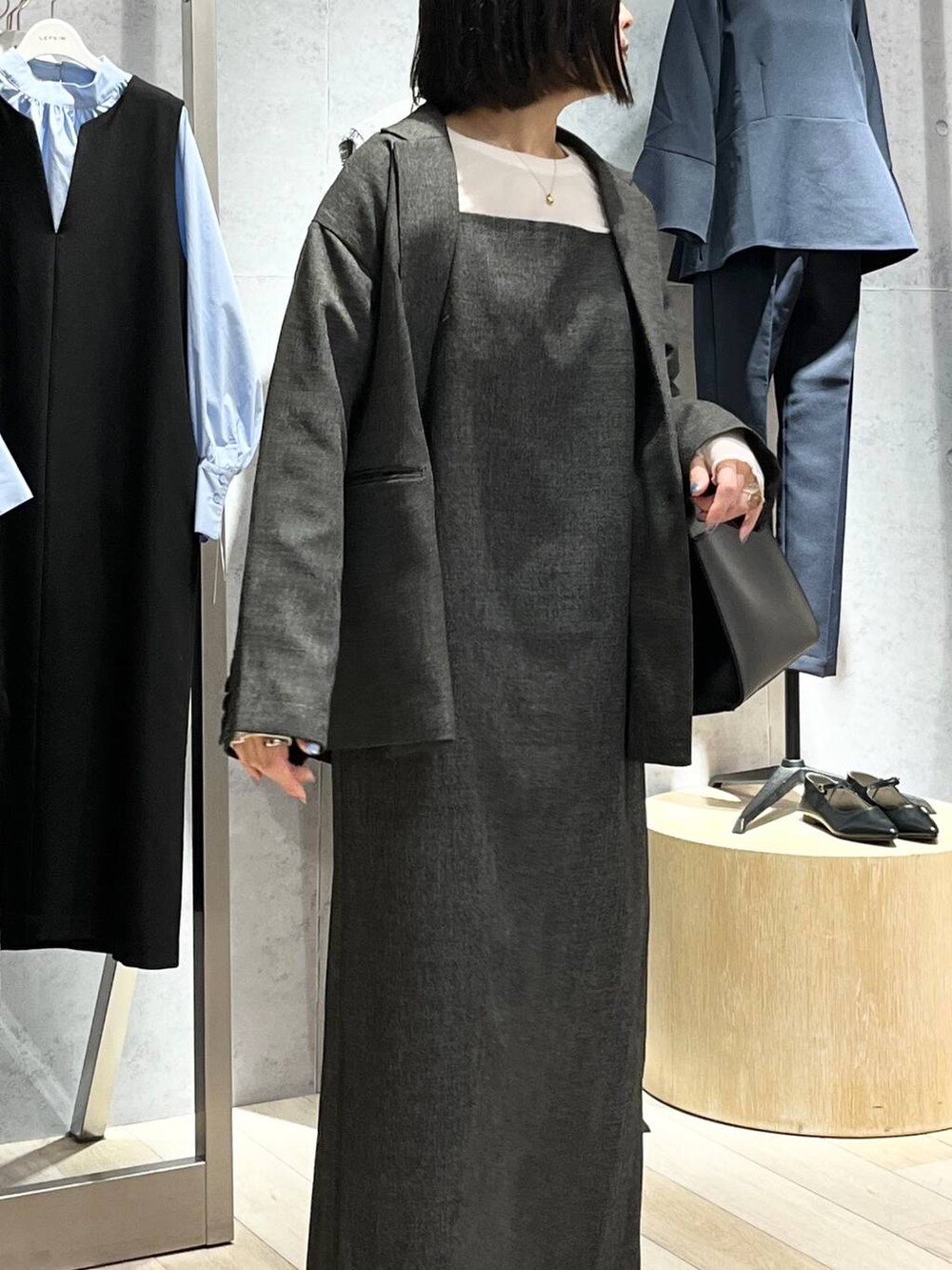 ホワイト系のTシャツ/カットソー、ブラック系のパンプス、ブラック系のショルダーバッグを着用したレディースの冬コーディネートの8枚目の写真