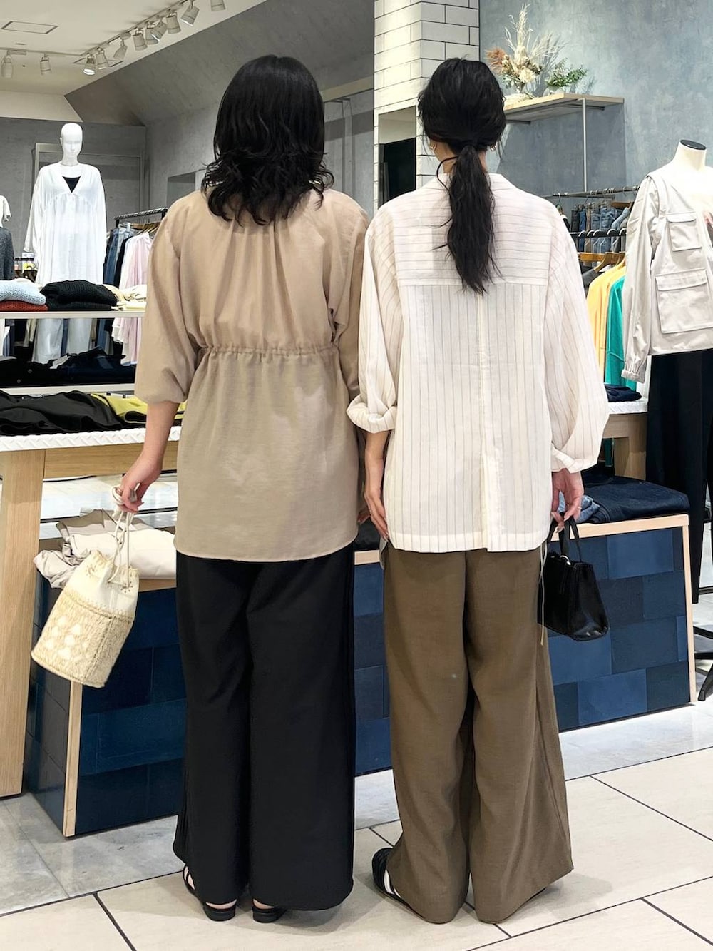 ブラウン系のシャツ/ブラウス、ホワイト系のシャツ/ブラウス、グリーン系のその他パンツを着用したレディースの春コーディネートの3枚目の写真