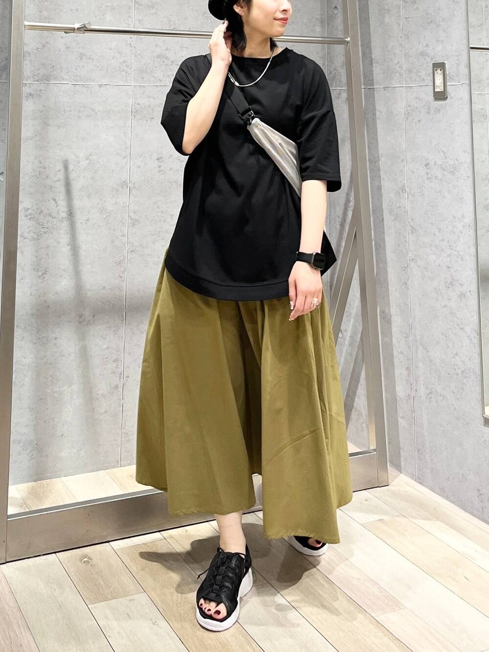 「カジュアル、モード、ベーシック/シンプル、デート/ロマンティック、楽ちんコーデ、女子会、きれいめカジュアル_LEPSIM、LEPSIM、Tシャツ、スカート、汗ジミ軽減、接触冷感、UVカット、ウォッシャブル、サンダル」｜「LEPSIMのゼロカルスポーツサンダル　105132（サンダル、ブラック系）」を使った、エムアイさん（レディース・162cm）の春コーディネートの6枚目の写真
