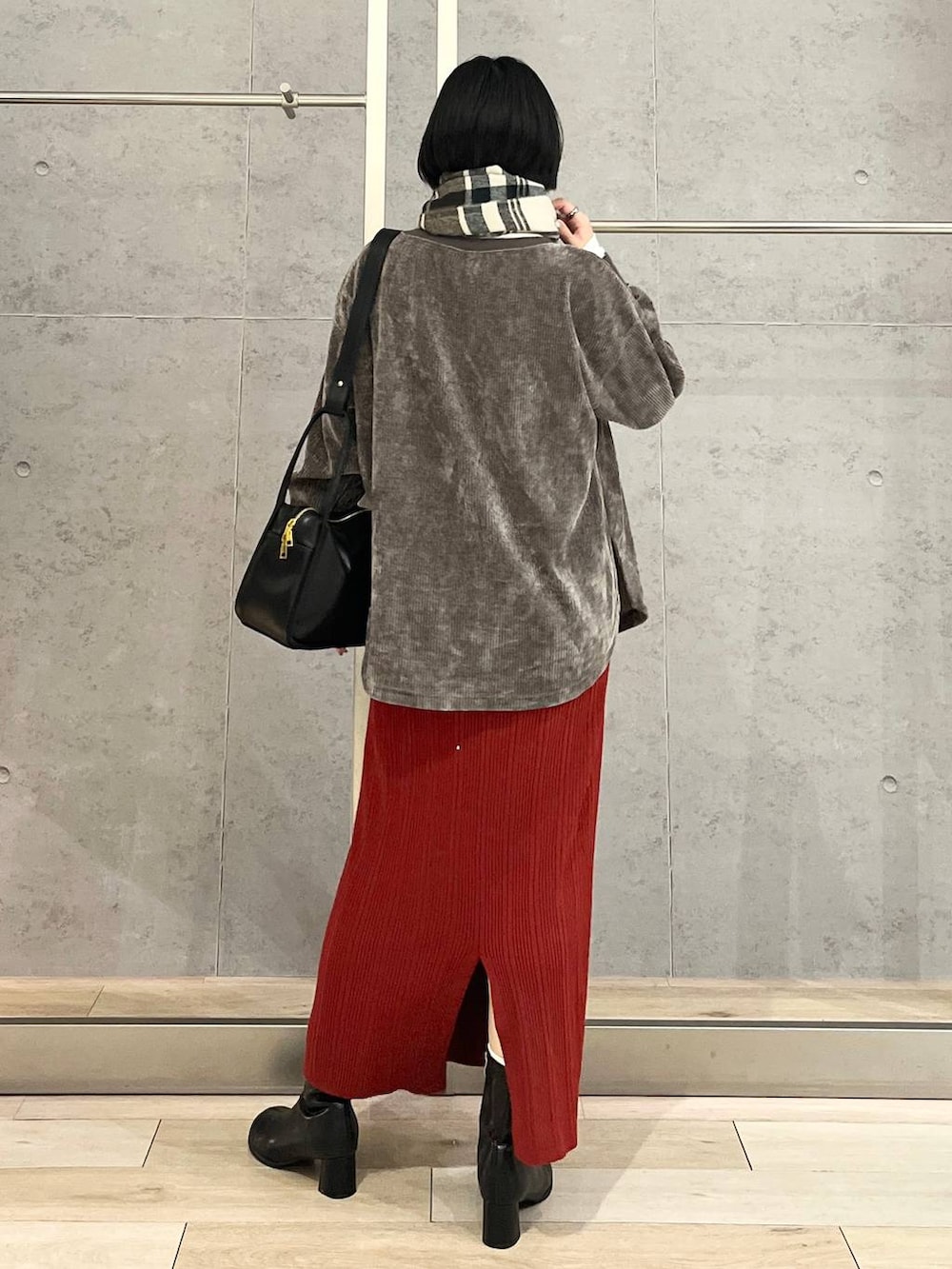 ブラック系のブーツ、ブラック系のショルダーバッグ、グレー系のTシャツ/カットソーを着用したレディースの冬コーディネートの4枚目の写真