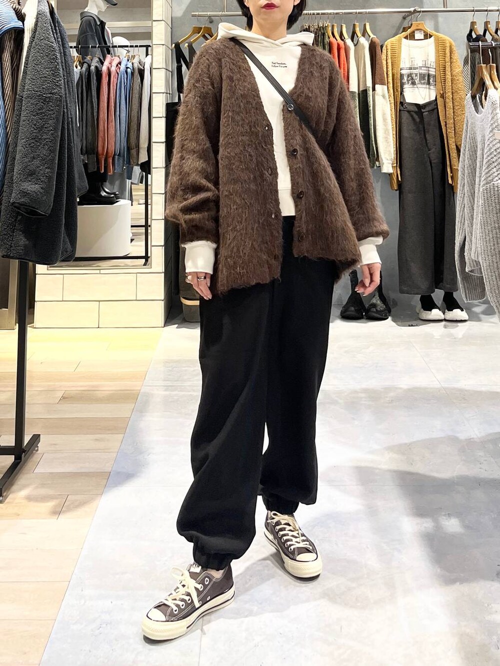 ブラウン系のスニーカー、ブラック系のその他パンツ、ブラウン系のカーディガン/ボレロを着用したレディースの秋コーディネートの8枚目の写真