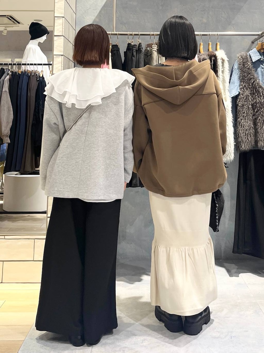 ブラウン系のブルゾン、シルバー系のショルダーバッグ、ブラック系のその他パンツを着用したレディースの秋コーディネートの4枚目の写真