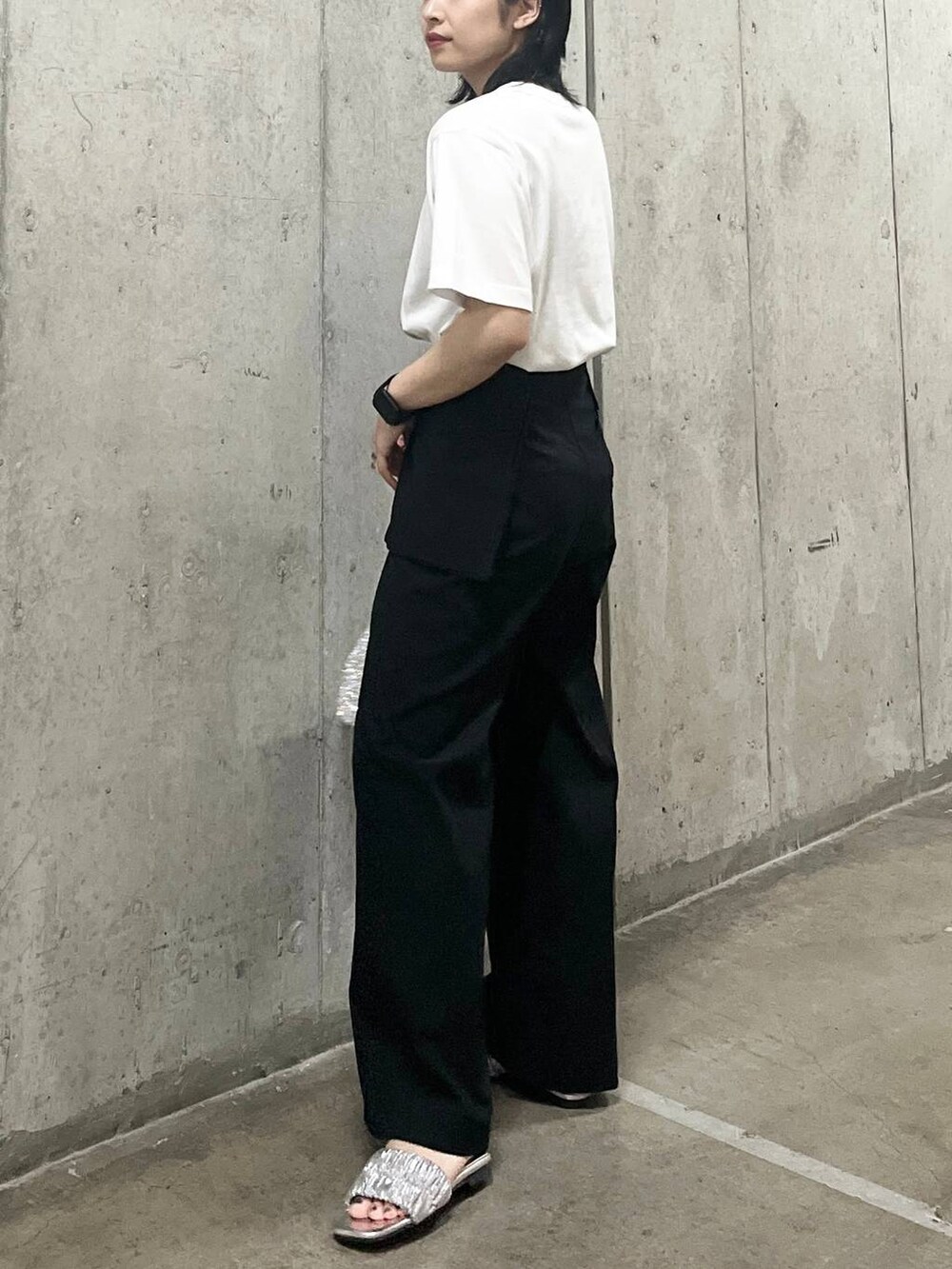 シルバー系のショルダーバッグ、ブラック系のその他パンツ、ホワイト系のTシャツ/カットソーを着用したレディースの夏コーディネートの6枚目の写真