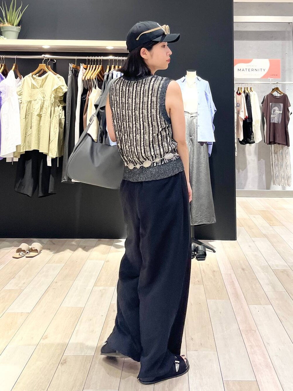 ホワイト系のタンクトップ、ブラック系のその他パンツ、ブラック系のサンダルを着用したレディースの夏コーディネートの6枚目の写真