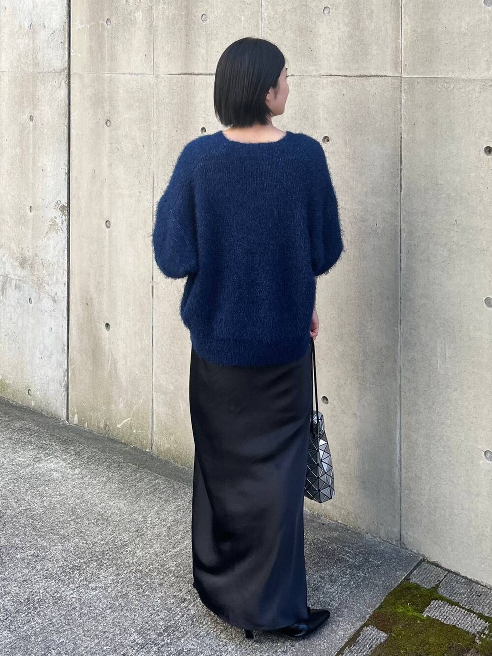 ブラック系のその他シューズ、ブラック系のスカート、ブルー系のニット/セーターを着用したレディースの秋コーディネートの5枚目の写真