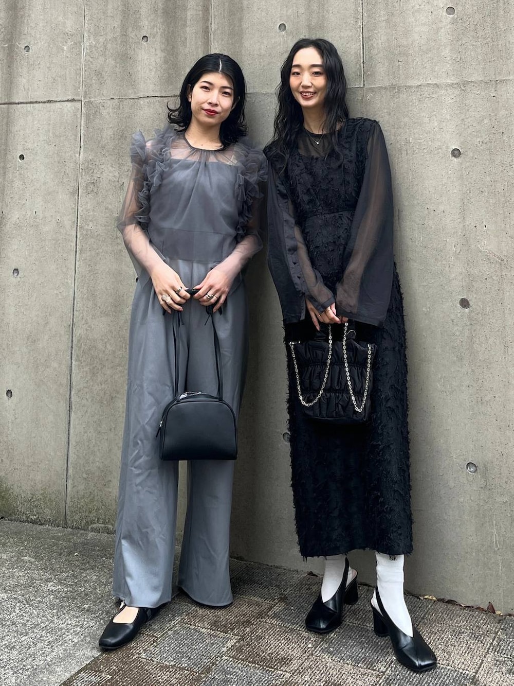 「パンプス、ORiental TRaffic、カジュアル、モード、ベーシック/シンプル、デート/ロマンティック、楽ちんコーデ、女子会、きれいめカジュアル_LEPSIM、LEPSIM、おでかけ、シンプルコーデ、春色、オケージョン、結婚式2次会」｜「LEPSIMの2WAYギャザーバッグ　250450（ショルダーバッグ、ブラック系）」を使った、エムアイさん（レディース・162cm）の春コーディネートの2枚目の写真