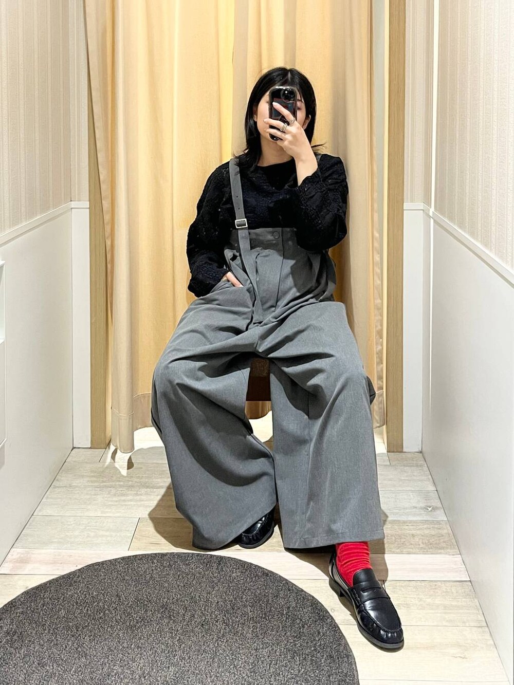 ホワイト系のショルダーバッグ、ブラック系のTシャツ/カットソー、ブラック系のローファーを着用したレディースの秋コーディネートの2枚目の写真