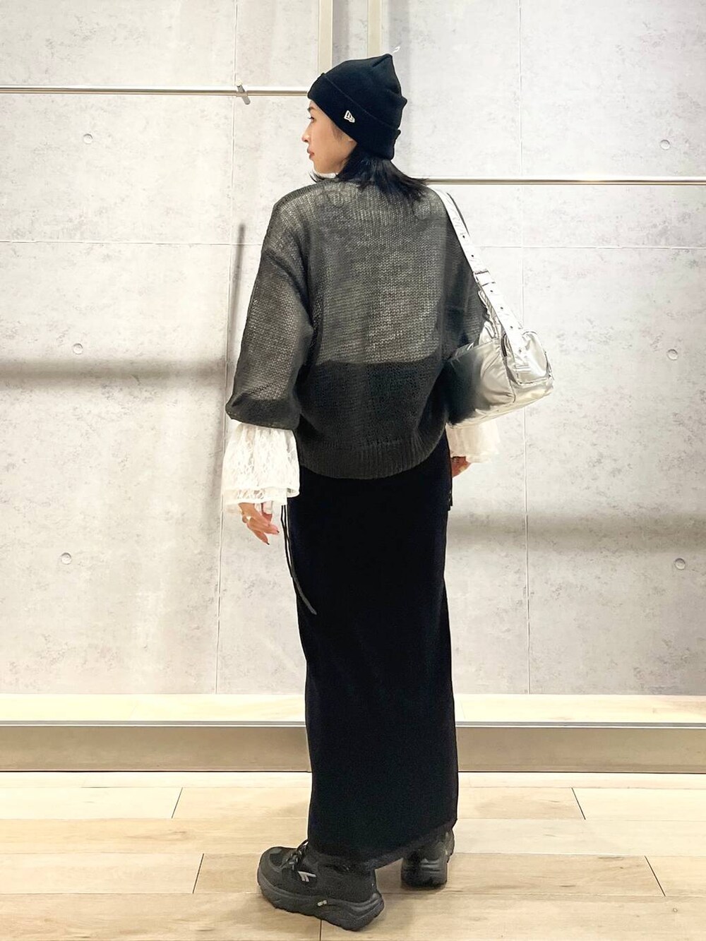 シルバー系のショルダーバッグ、ブラック系のスカート、ホワイト系のTシャツ/カットソーを着用したレディースの秋コーディネートの4枚目の写真