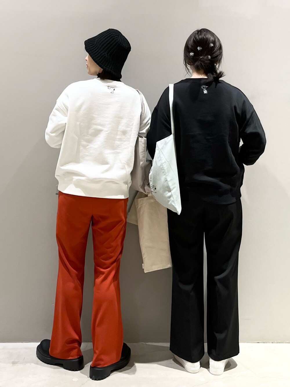 ブラック系のブーツ、ホワイト系のスニーカー、オレンジ系のその他パンツを着用したレディースの冬コーディネートの2枚目の写真