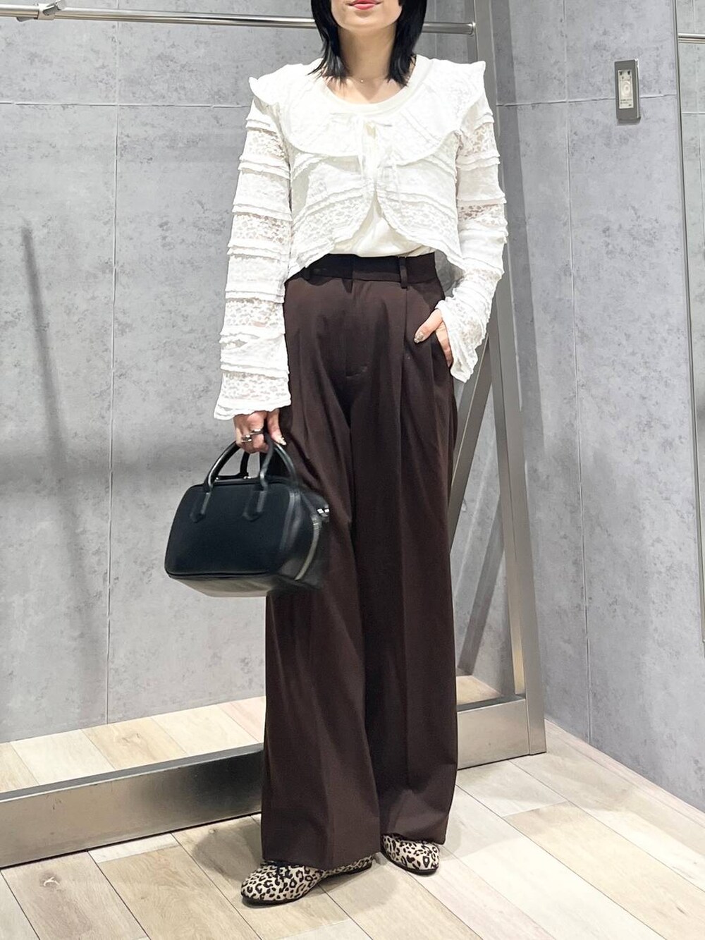 ブラック系のボストンバッグ、その他のバレエシューズ、ホワイト系のタンクトップを着用したレディースの秋コーディネートの7枚目の写真