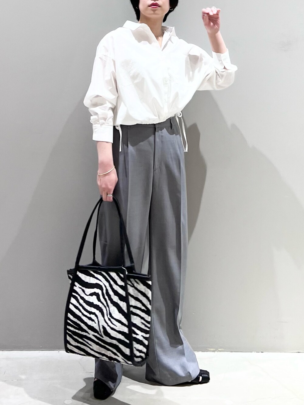 「LEPSIM、レプシィム(LEPSIM)、シャツスタイル、ショート丈トップス、ハイウエスト、スラックス、春コーデ、春服みてみて、モノトーン、オフィスカジュアル、モード、ゼブラ柄、トートバッグ、大人カジュアル、グルカサンダル」｜「LEPSIMのドロストショートシャツ　187118（シャツ/ブラウス、ホワイト系）」を使った、エムアイさん（レディース・162cm）の春コーディネートの2枚目の写真