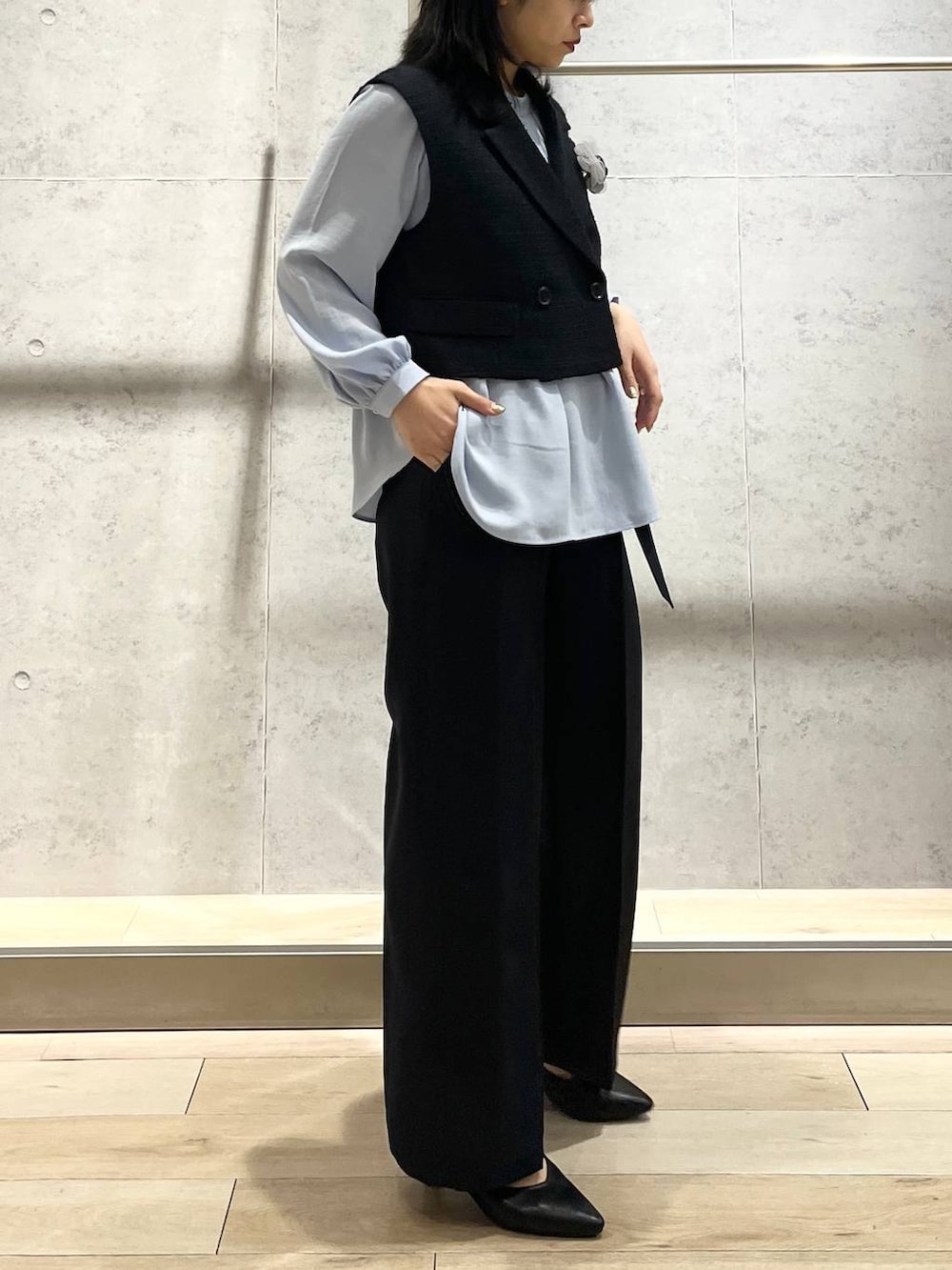 ブルー系のスーツパンツ、ブルー系のシャツ/ブラウス、ブルー系のその他アウターを着用したレディースの冬コーディネートの5枚目の写真