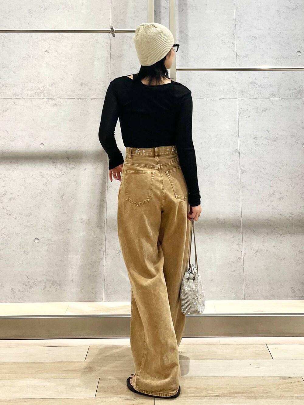 シルバー系のショルダーバッグ、ブラック系のサンダル、ブラック系のTシャツ/カットソーを着用したレディースの夏コーディネートの7枚目の写真