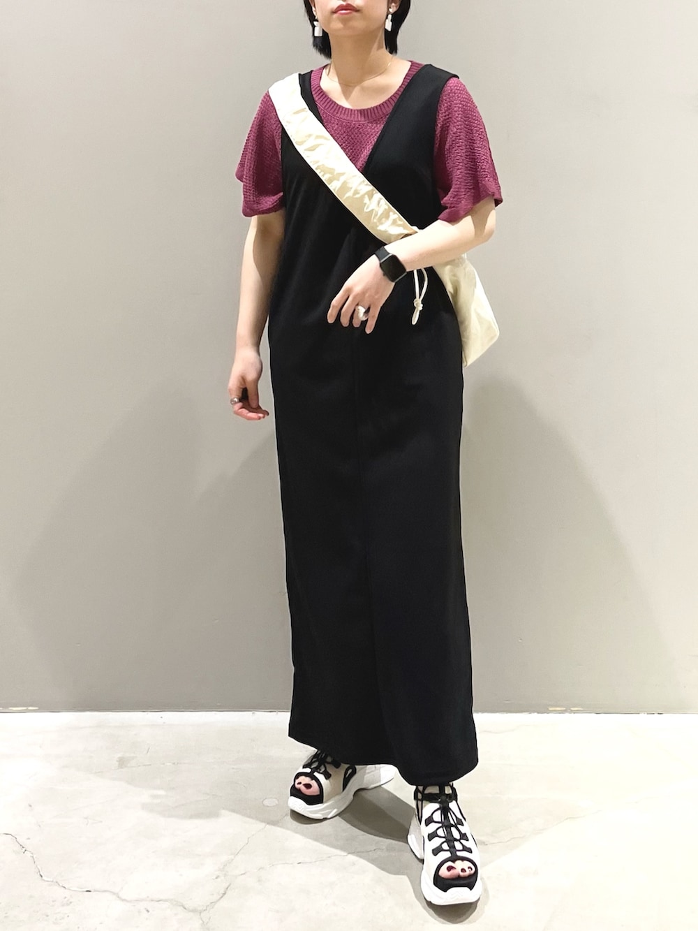 ブラック系のワンピース、ホワイト系のショルダーバッグ、ホワイト系のサンダルを着用したレディースの夏コーディネートの9枚目の写真