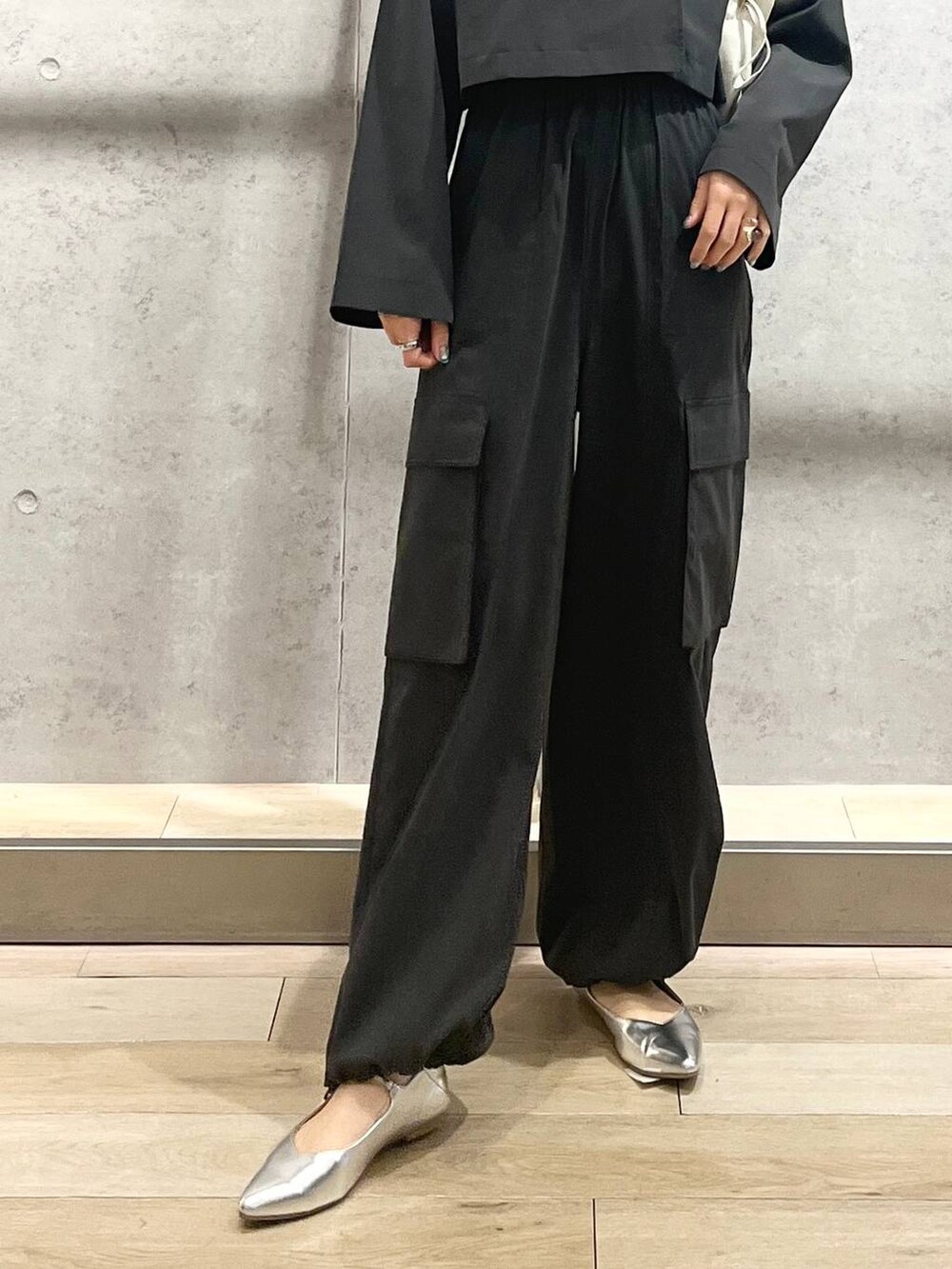 「LEPSIM、アウター、トレンチコート、ワイドパンツ、ミリタリー、セットアップ、パンプス、ショルダーバッグ、シンプルコーデ、ストリート、モノトーン、シルバー、ワントーンコーデ、ショート丈トップス、ミリタリーパンツ」｜「LEPSIMのワイドカーゴポケットパンツ　987520（カーゴパンツ、グレー系）」を使った、エムアイさん（レディース・162cm）の冬コーディネートの7枚目の写真