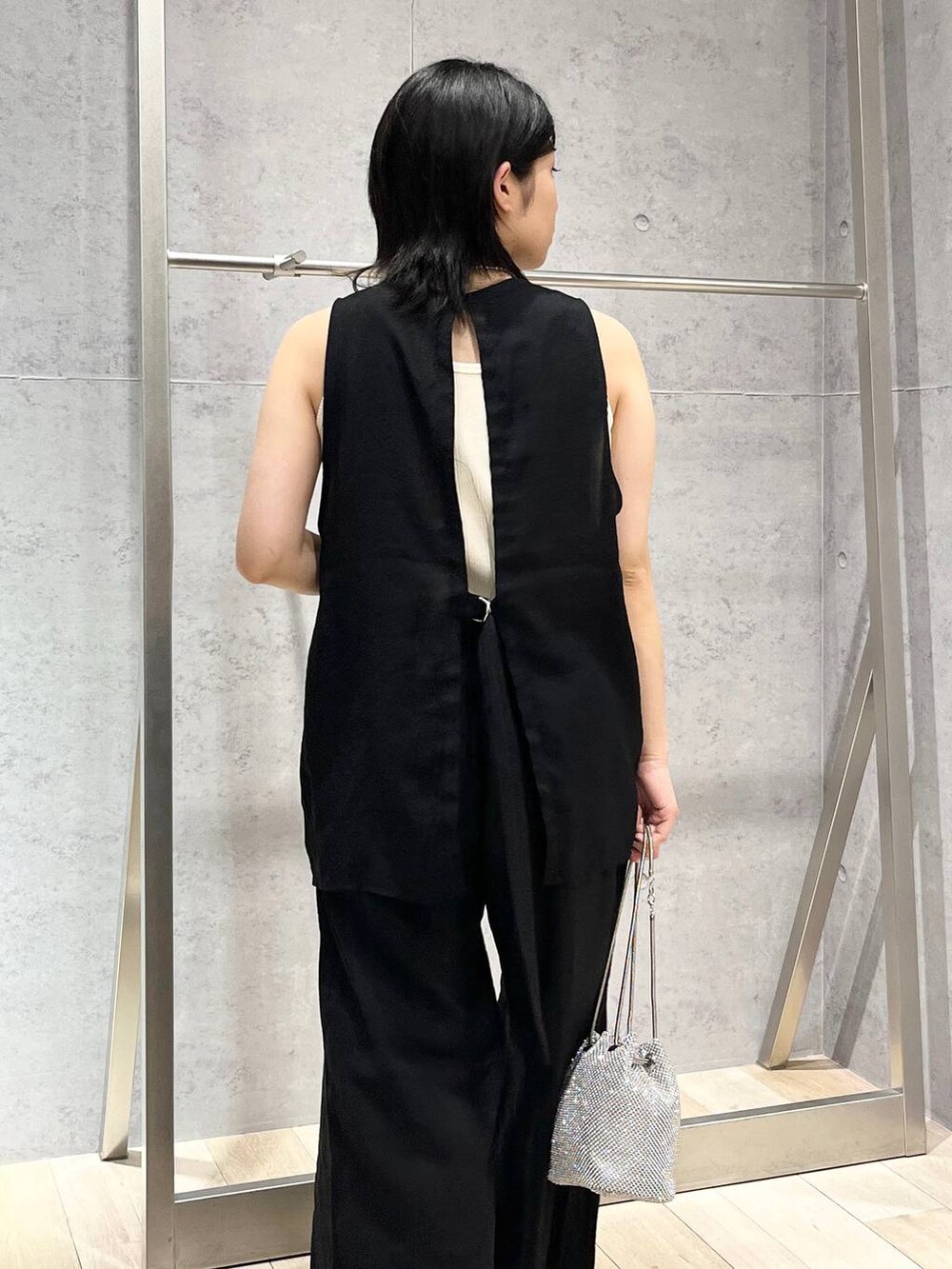 シルバー系のショルダーバッグ、ブラック系のサンダル、ブラック系のその他パンツを着用したレディースの夏コーディネートの7枚目の写真