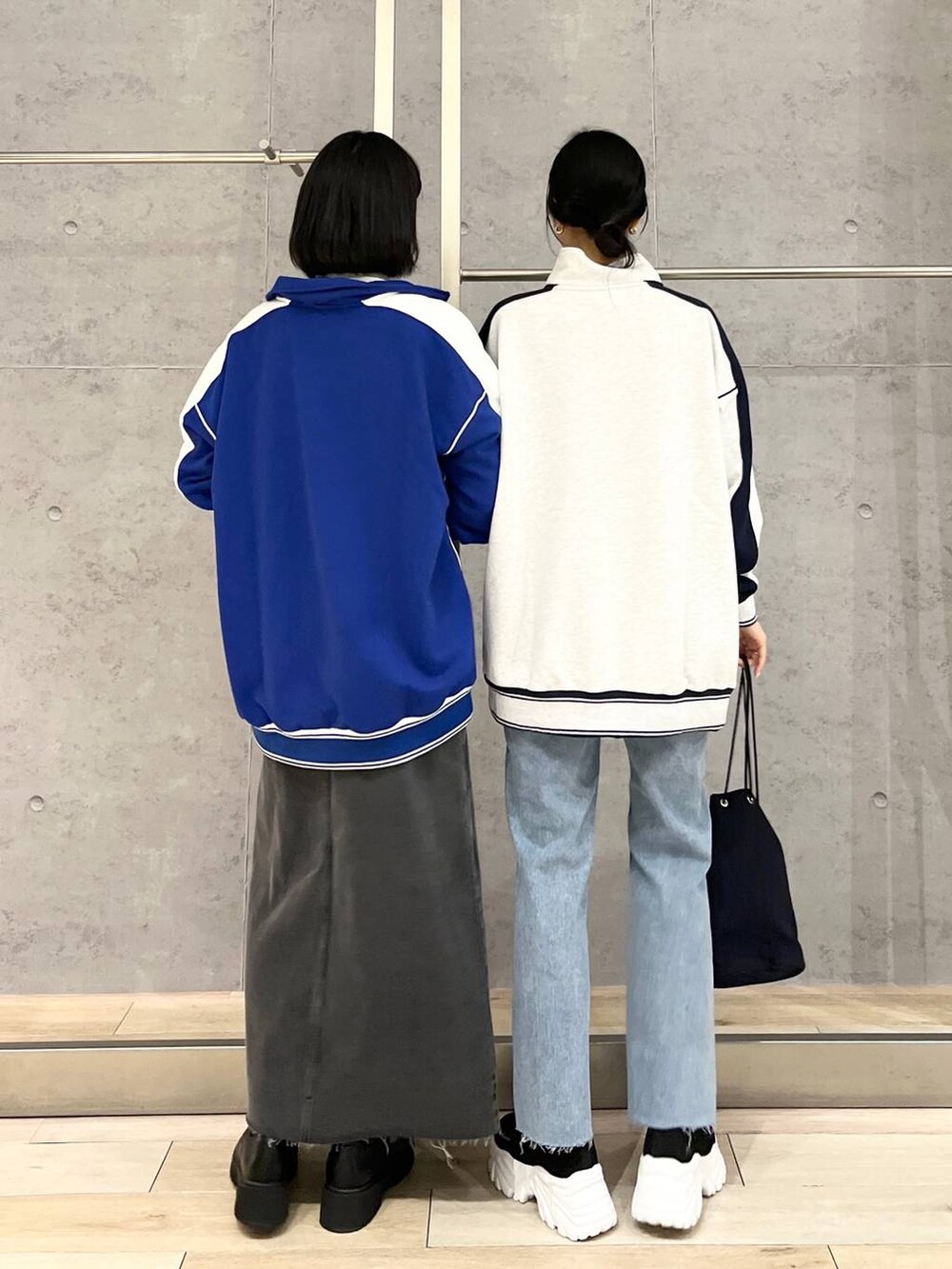 グレー系のTシャツ/カットソー、ブルー系のTシャツ/カットソー、ホワイト系のTシャツ/カットソーを着用したレディースの冬コーディネートの3枚目の写真