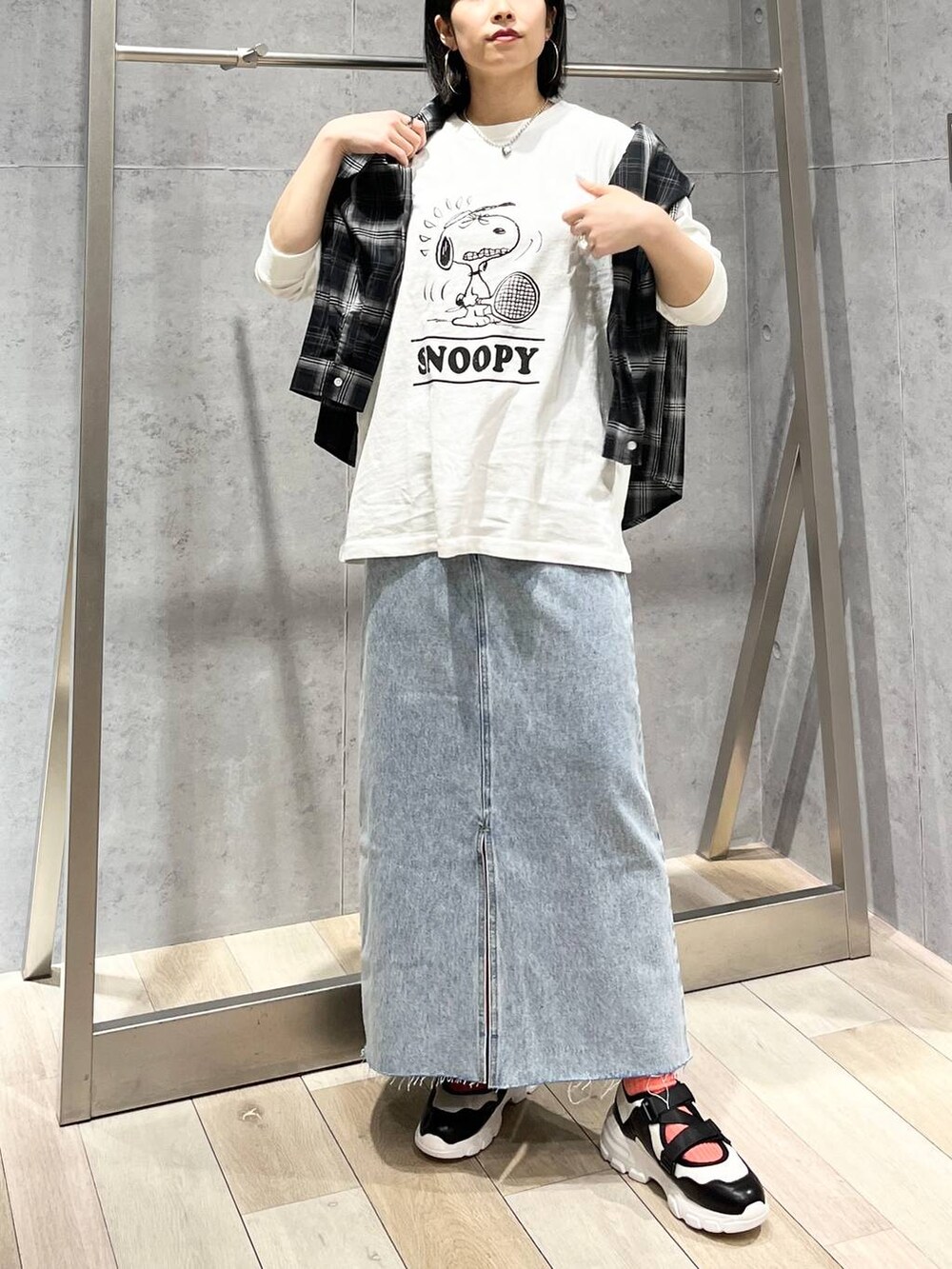 ホワイト系のTシャツ/カットソー、ブルー系のスカート、ホワイト系のスニーカーを着用したレディースの冬コーディネートの9枚目の写真