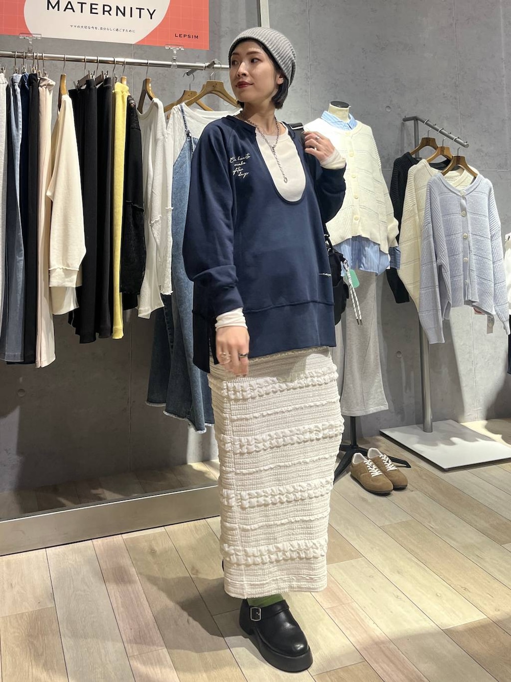 ブラック系のサンダル、ホワイト系のTシャツ/カットソー、ブラック系のトートバッグを着用したレディースの冬コーディネートの2枚目の写真